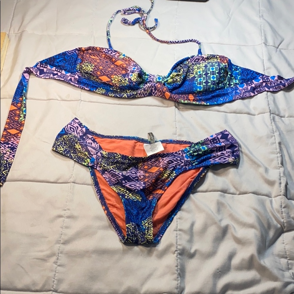 O’neil Colorful Patterned Med. Bikini Top & Bottom